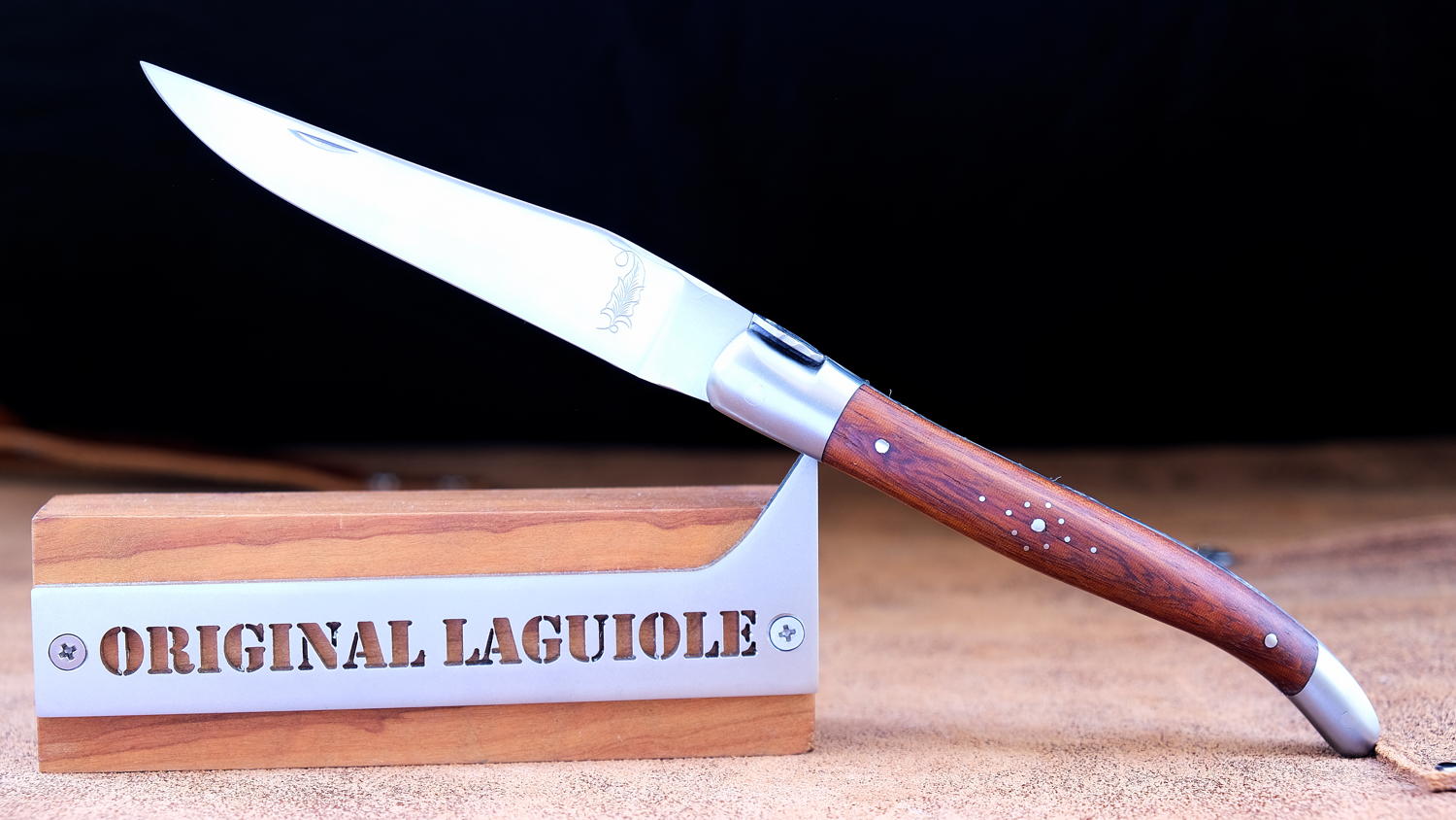 Halb-UNIKAT: Taschenmesser Laguiole David Dauvillaire, Edition Spirit of St. Louis 02, Mahagoni, guillochierte Biene, brosse