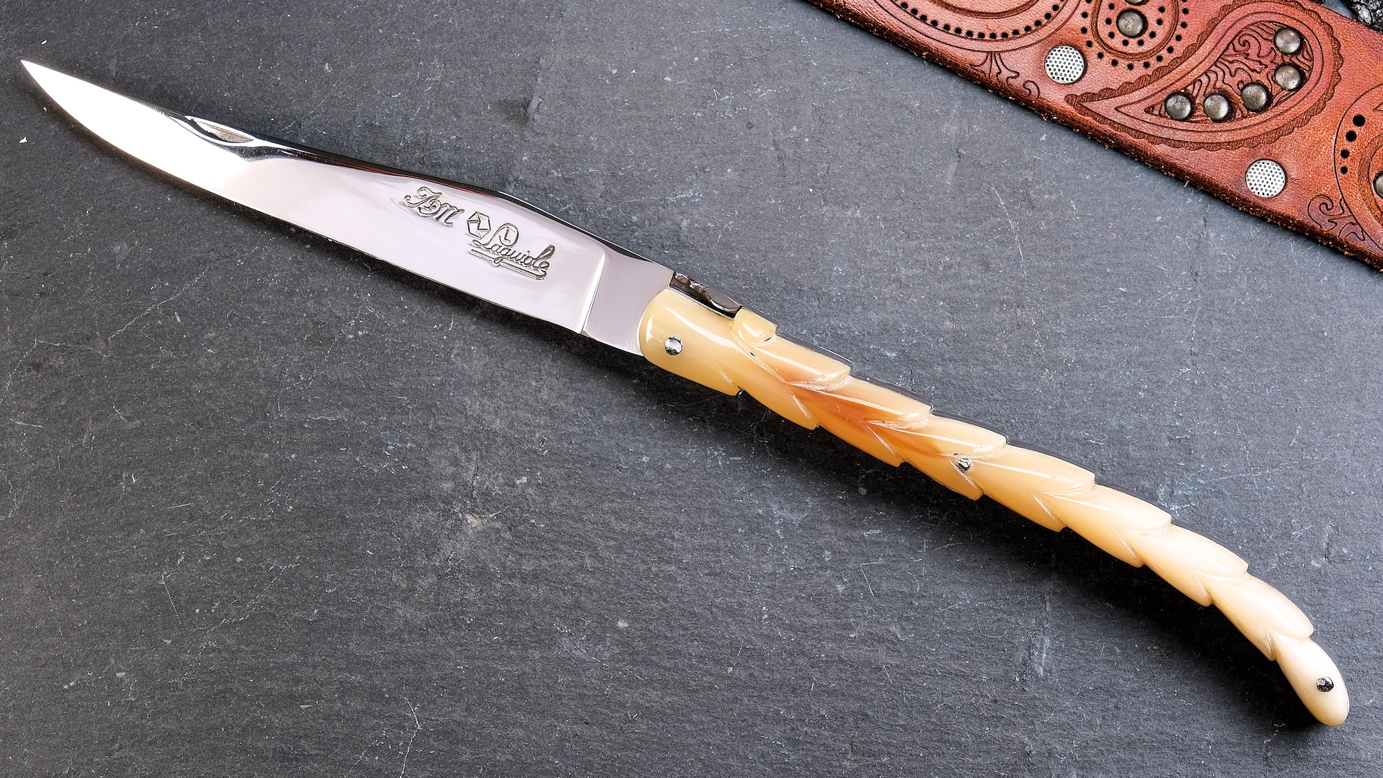 Original laguiole - Taschenmesser Laguiole du Barry, Edition SCORPIO 02, 14 cm, Horn, brillant, guillochierte Biene, queue de Scorpion