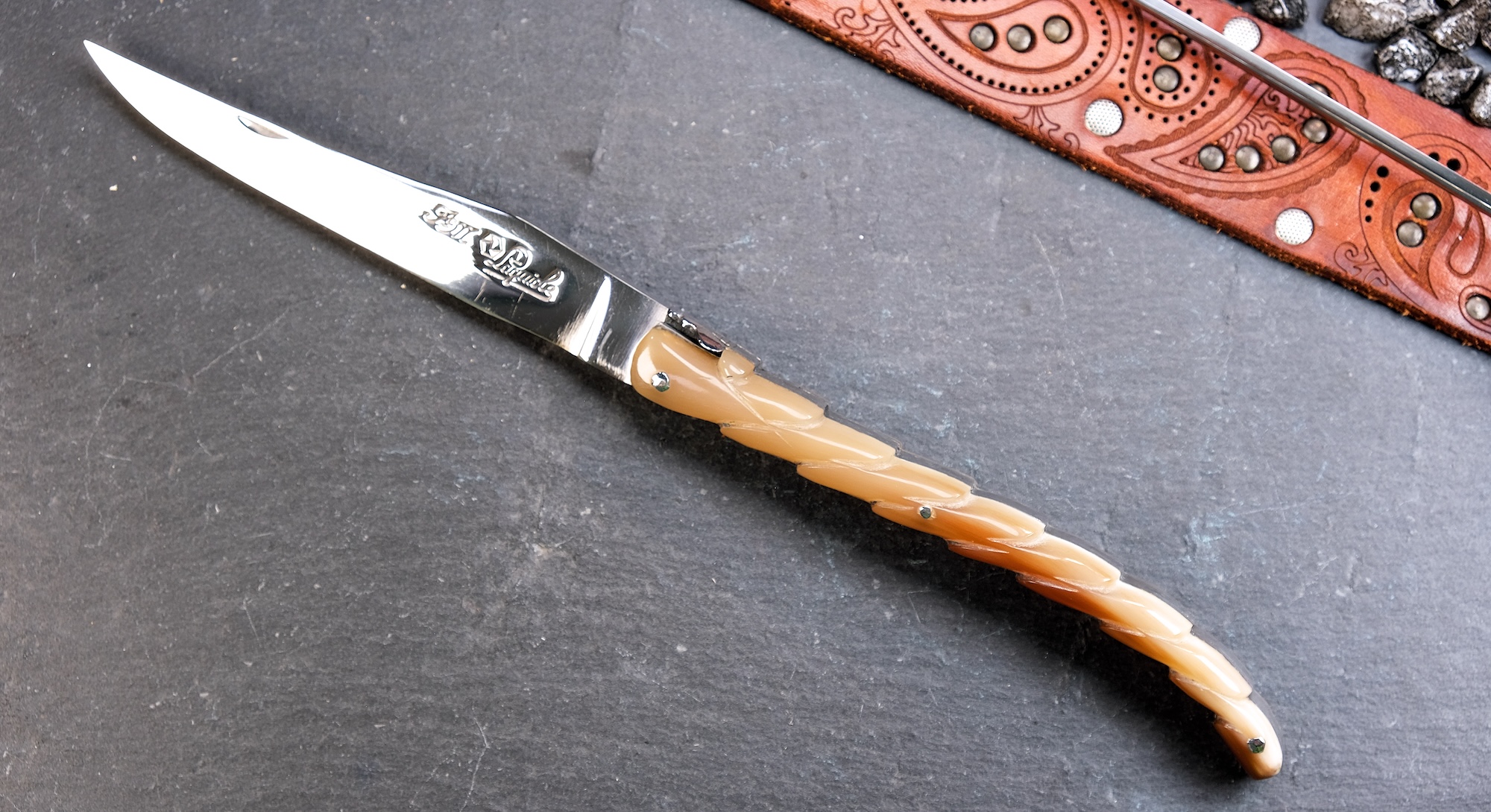 Original laguiole - Taschenmesser Laguiole du Barry, Edition SCORPIO 03, 14 cm, Horn, brillant, guillochierte Biene, queue de Scorpion