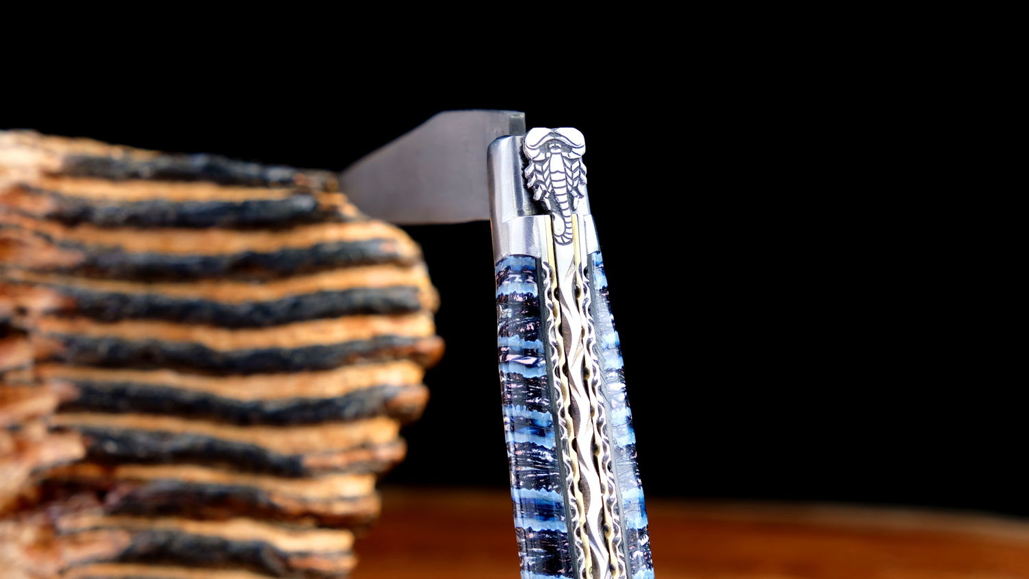 Taschenmesser Laguiole du Barry, Edition Scorpion, Damast, Mammutbackenzahn blau, double Platines, brosse