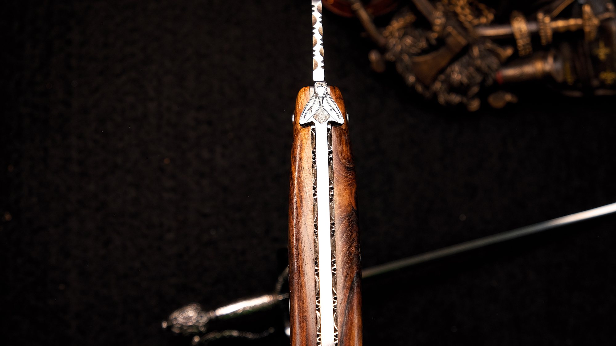 Taschenmesser Laguiole en Aubrac, Edition BIENENVOLK 02, Ebenholz, guillochierte Biene, brosse Taschenmesser - Handmade in France