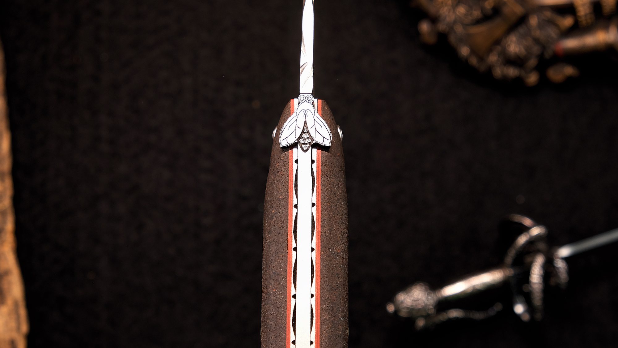 Taschenmesser Laguiole en Aubrac, Edition Muttererde 01, Aubracerde, guillochierte Biene, brosse Taschenmesser - Handmade in France