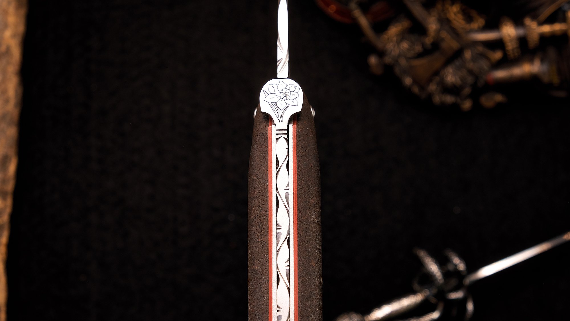 Taschenmesser Laguiole en Aubrac, Edition Muttererde 02, Aubracerde, guillochierte Biene, brosse Taschenmesser - Handmade in France