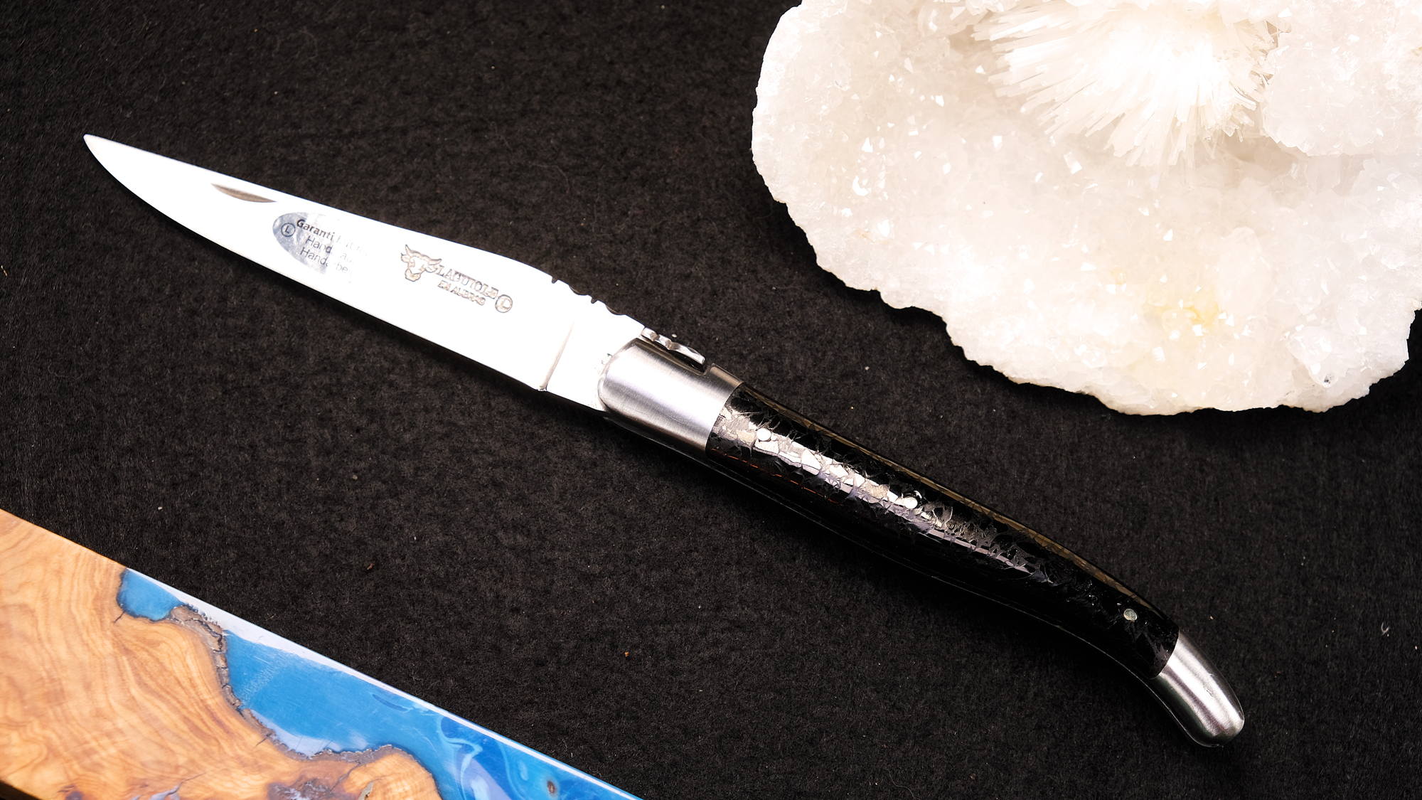 Taschenmesser Laguiole en Aubrac, Edition ORGANIC 07, Kohle, guillochierte Biene, brosse