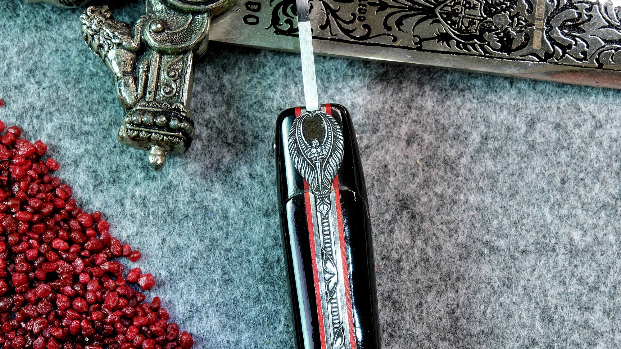 Original laguiole - Taschenmesser Laguiole en Aubrac, Edition FLYING KNIGHT 01, Büffelhorn, guillochierte Biene, brosse