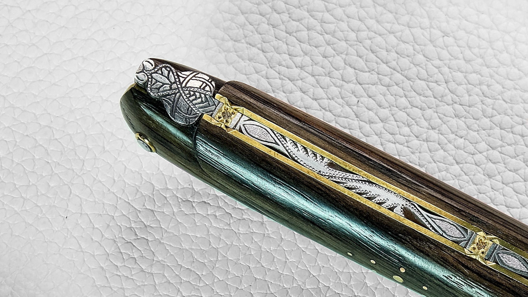 Original laguiole - Taschenmesser Laguiole en Aubrac, Edition TAGLISSIMO Mooreiche + 3 Brillanten, guillochierte Biene, brosse, plein