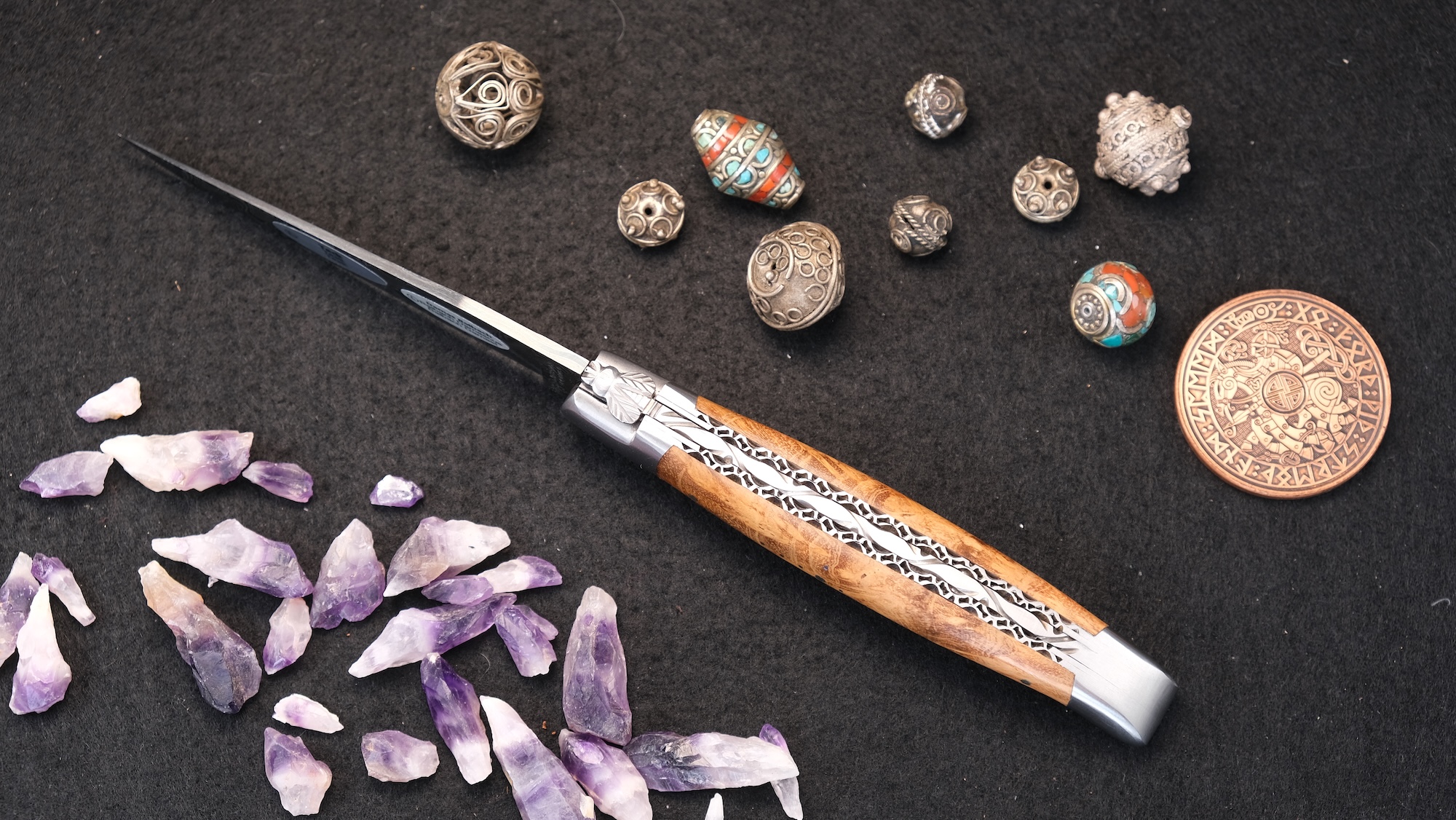 Taschenmesser Laguiole en Aubrac, Teakholz, Damast, guillochierte Biene, brosse