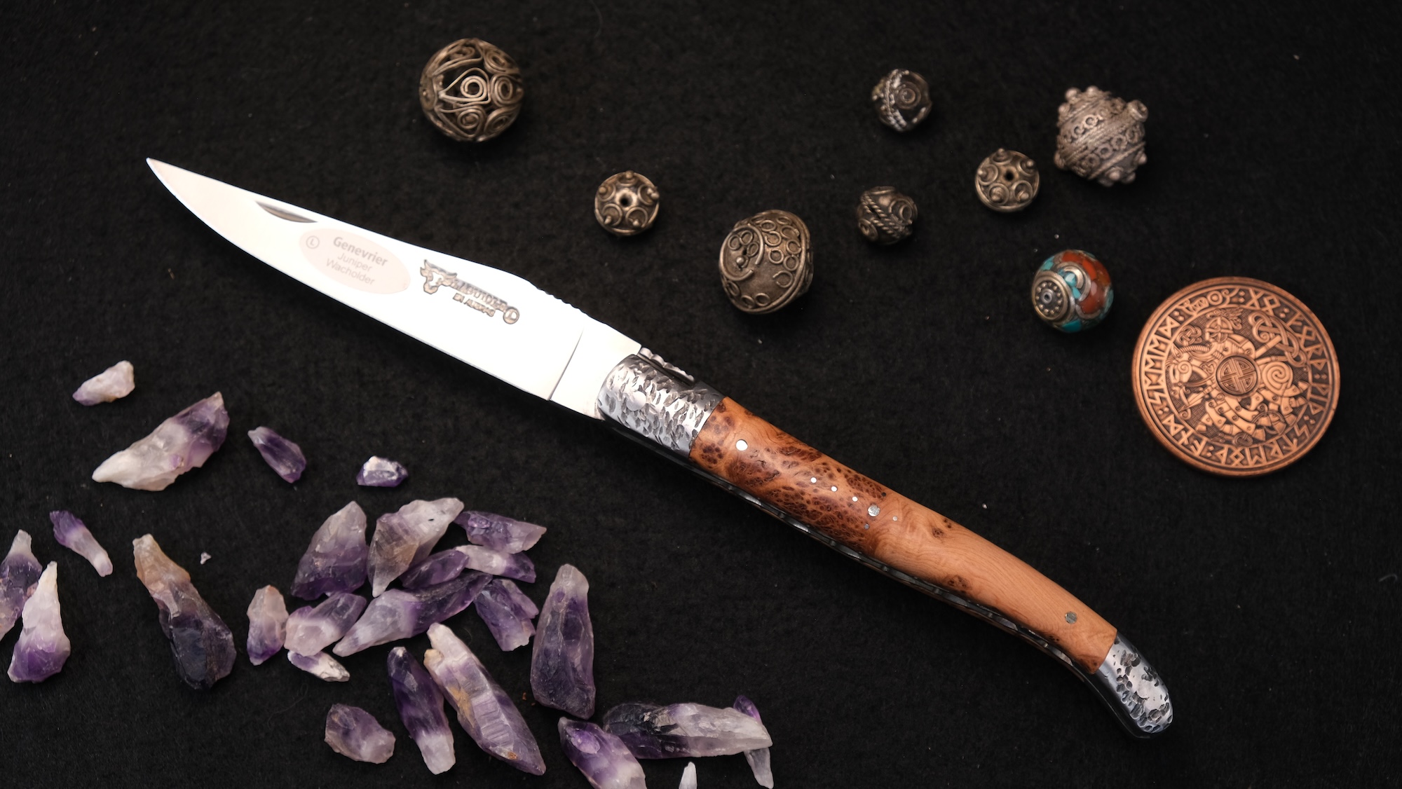 Taschenmesser Laguiole en Aubrac, Wacholder, gehämmerte Backen, guillochierte Biene, brosse