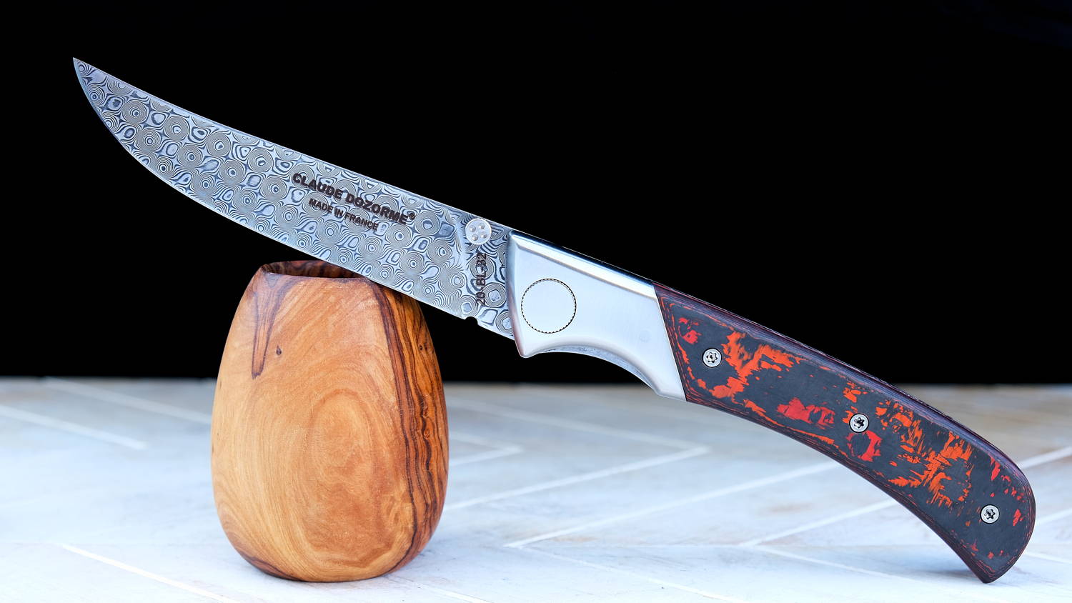 Original laguiole - UNIKAT: Jagdmesser von Claude Dozorme, Edition MORLOS 04, Damast, Carbon rot, brosse