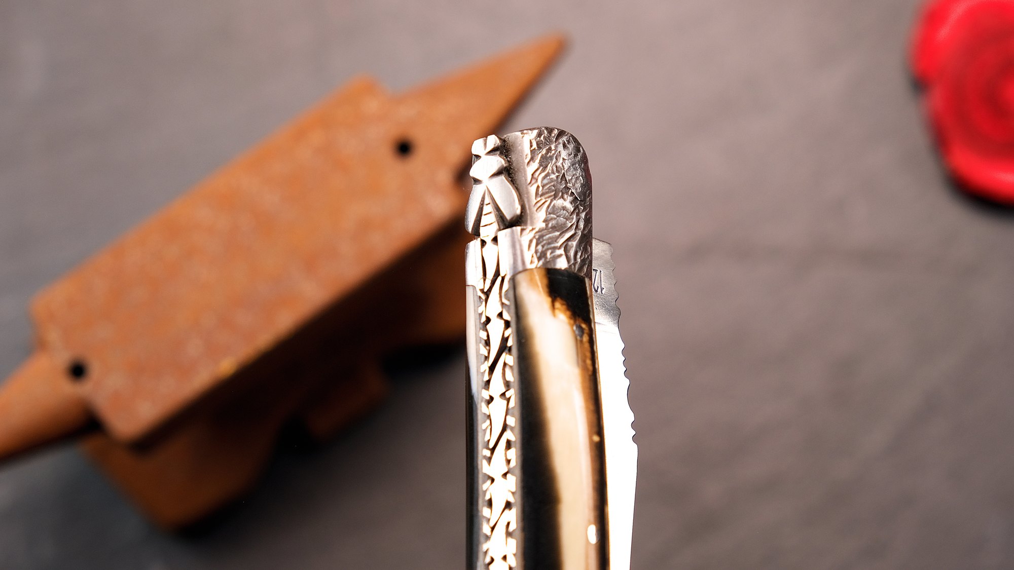 UNIKAT: Taschenmesser Laguiole du Barry, Edition BARRYLOS 44, Mammutstoß, brosse, guillochierte Biene Taschenmesser - Handmade in France