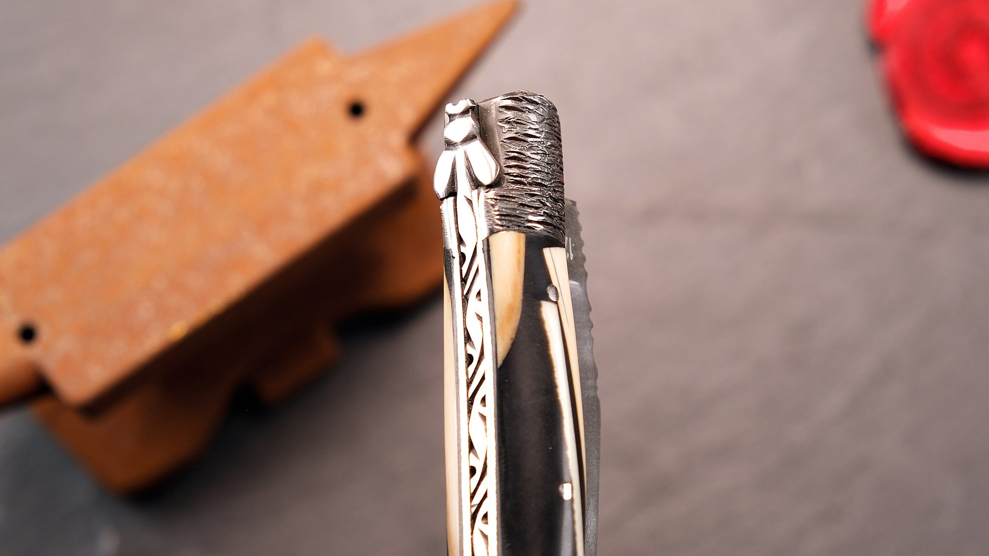 UNIKAT: Taschenmesser Laguiole du Barry, Edition BARRYLOS 45, Mammutstoß, brosse, guillochierte Biene Taschenmesser - Handmade in France