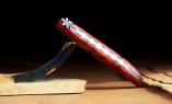 Laguiole Taschenmesser Mickael Ginisty, Edition FEUERBLUME, Pappelholz, brosse, guillochierte Biene, plein Ansicht 1
