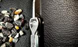 Taschenmesser Laguiole en Aubrac, Edition AVIS CORVUS Rabe, Ebenholz, guillochierte Biene, Plein Ansicht 1