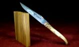 Taschenmesser Laguiole en Aubrac, PLEIN, Olivenholz, Karbonklinge, brosse, guillochierte Biene Ansicht 1