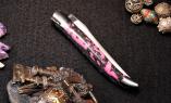 UNIKAT: Laguiole-Taschenmesser Ty Coutelier, Edition AKALO 05, Kuhdung pink, guillochierte Biene, brosse Ansicht 1