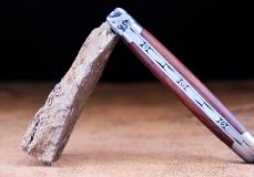 Halb-UNIKAT: Taschenmesser Laguiole David Dauvillaire, Edition Spirit of St. Louis 02, Mahagoni, guillochierte Biene, brosse Taschenmesser - Handmade in France