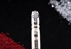 HALBUNIKAT: Laguiole Taschenmesser Mickael Ginisty, Edition ORTUS 05, Mammutstoßzahn, brillant, guillochierte Biene