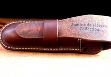 Justine de Merges Collection: Exklusive 2-farbige Lederscheide BERGAL, senkrecht tragbar, Lederetui, Kamelleder - Kamelknochen Taschenmesser - Handmade in France