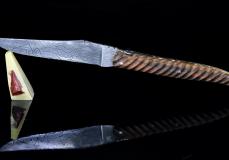 Laguiole-Taschenmesser Armand Cayzac, Edition ARKADIAN 03,  Damast, Walnussbaum, brillant, guillochierte Biene, DREOS-Griff Taschenmesser - Handmade in France