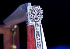 Laguiole-Taschenmesser Jean-Michel Cayron, Edition SAMURAI, guillochierte Biene, brosse, Pappelholz - Pappelholz Laguiole Messer - Helles, leichtes Edelholz mit lebendiger Maserung Taschenmesser - Handmade in France
