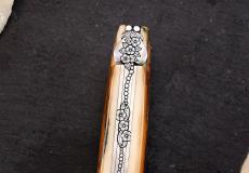 Laguiole Taschenmesser Mickael Ginisty, Edition: 5 BEAUTIES 23b, Mammutstoßzahn, brosse, guillochierte Biene, plein