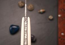Taschenmesser Forge de Laguiole Edition VALARI 04, Mammutstoßzahn, guillochierte Biene, Damast