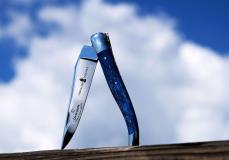 Taschenmesser Laguiole Chevalier, Edition Perceval, blauer Giraffenknochen, double platines, brillant Taschenmesser - Handmade in France