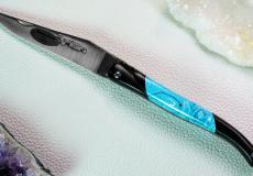 Taschenmesser Laguiole en Aubrac, Edition MAGIQUE 06, Larimar/Ebenholz, guillochierte Biene, brosse, plein