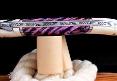 Taschenmesser Laguiole en Aubrac, Edition PURPLE WAVE, guillochierte Biene, brosse, japanischer Damast, Mammut - Warzenschweinstoßzahn Taschenmesser - Handmade in France