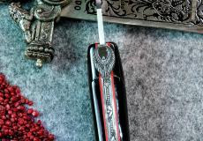 Taschenmesser Laguiole en Aubrac, Edition FLYING KNIGHT 01, Büffelhorn, guillochierte Biene, brosse