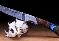 UNIKAT: Jagdmesser Claude Dozorme, Edition MORLOS 22, Hybrid-Holz+ AMMONITEN, Damast, brosse