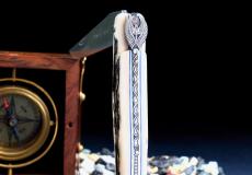 UNIKAT: Taschenmesser Chevalier Laguiole, LORAC 04, brosse, Mammutstoßzahn, guillochierte Biene + 25 CARMOS - Os (Rinderknochen) Taschenmesser - Handmade in France