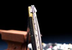 UNIKAT: Taschenmesser Chevalier Laguiole, LORAC 02, brosse, Mooreiche, Damastklinge, guillochierte Biene + 25 CARMOS Taschenmesser - Handmade in France