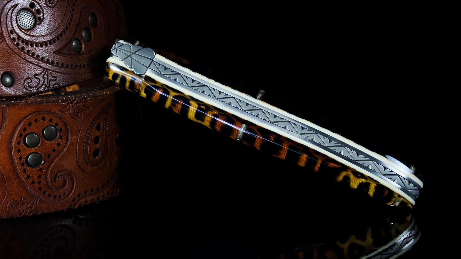 Kategorie: Laguiole Messer mit guillochierter Biene
