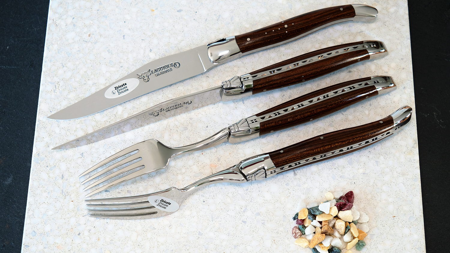 Kategorie: 4-teiliger Set, 2 Steakmesser und 2 Gabel