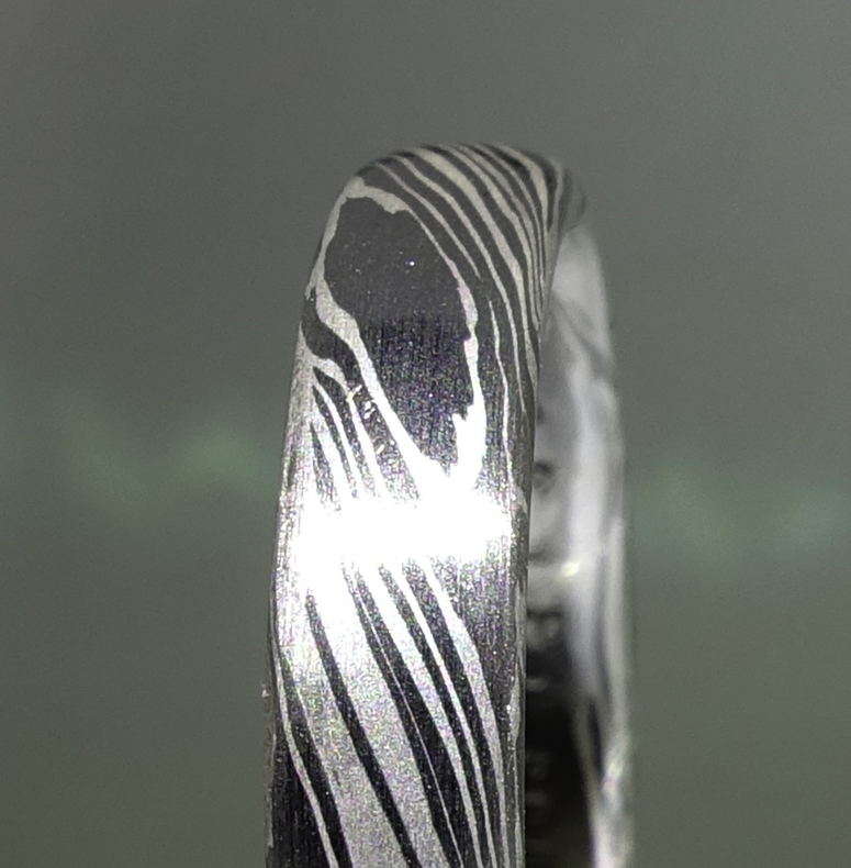 Damastzierte Ringe
