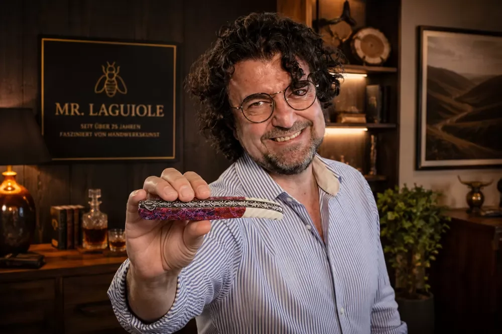 Justin Jernoiu mit einem Laguiole-Messer